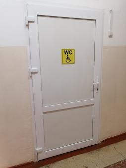 Туалетная комната для лиц с ОВЗ находится на 1 этаже здания